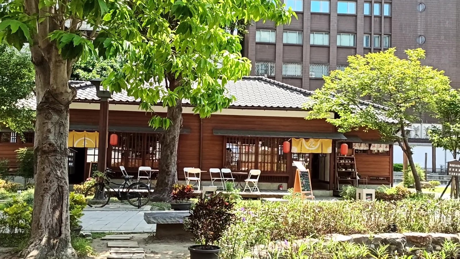 77藝文町日式木造建築全景紅燈籠綠意