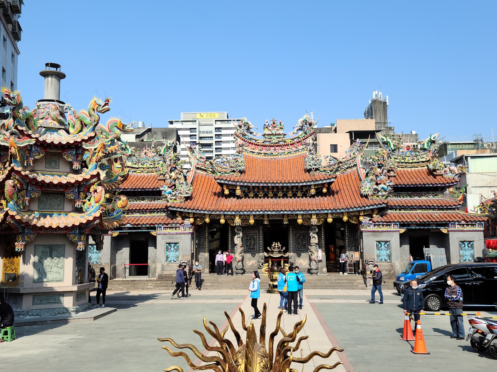桃園景福宮正殿外觀，屋頂雕龍寶塔華麗