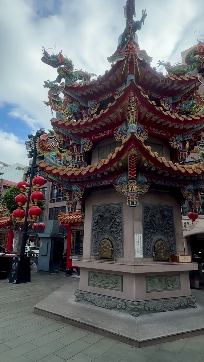 桃園景福宮焚香寶塔龍形雕飾特寫