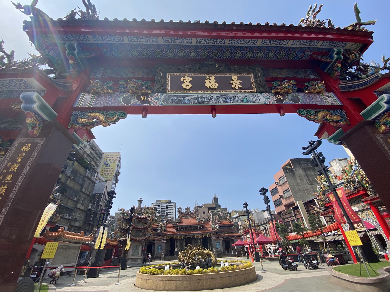 桃園景福宮牌樓與金龍噴水池造景