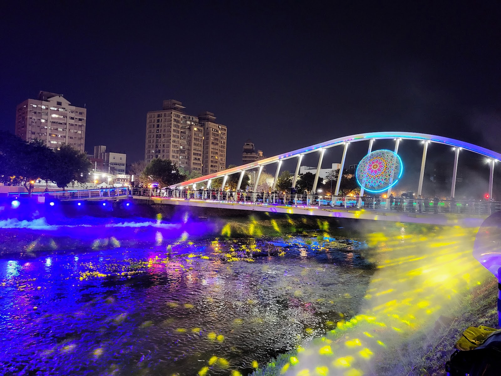 三民運動公園南崁溪跨橋夜間燈光