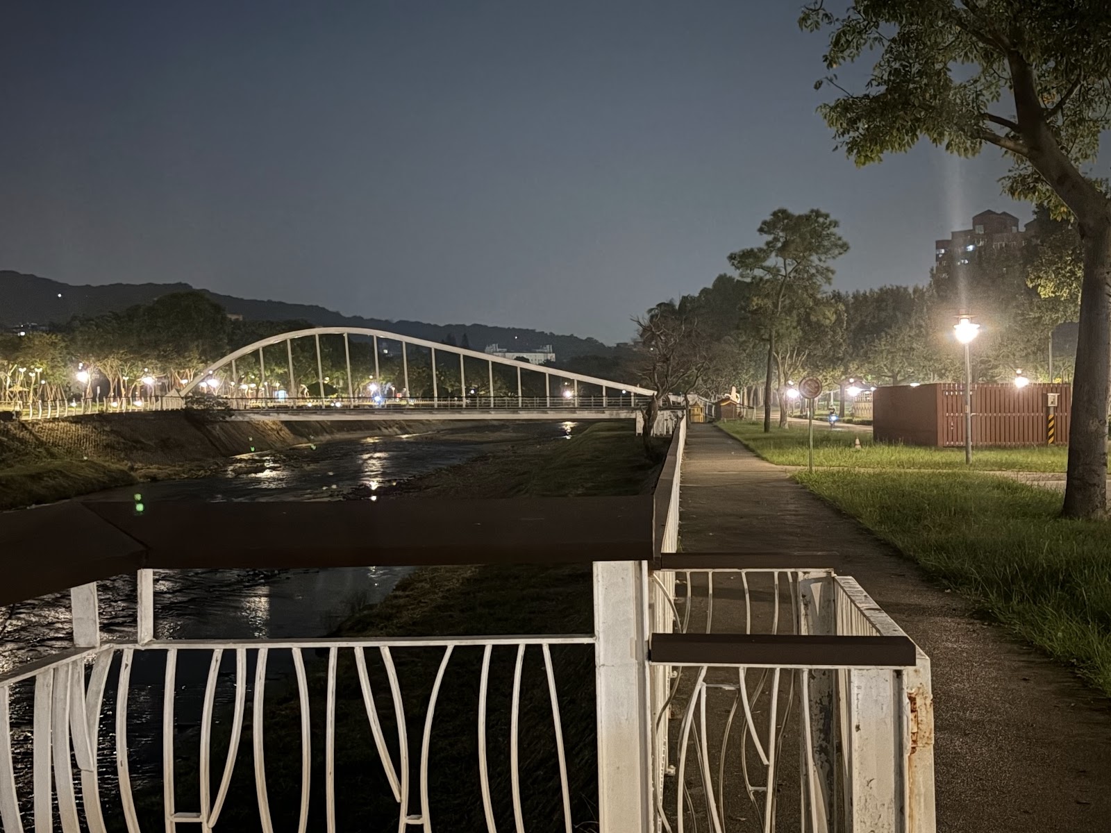 三民運動公園河濱步道夜間散步景象