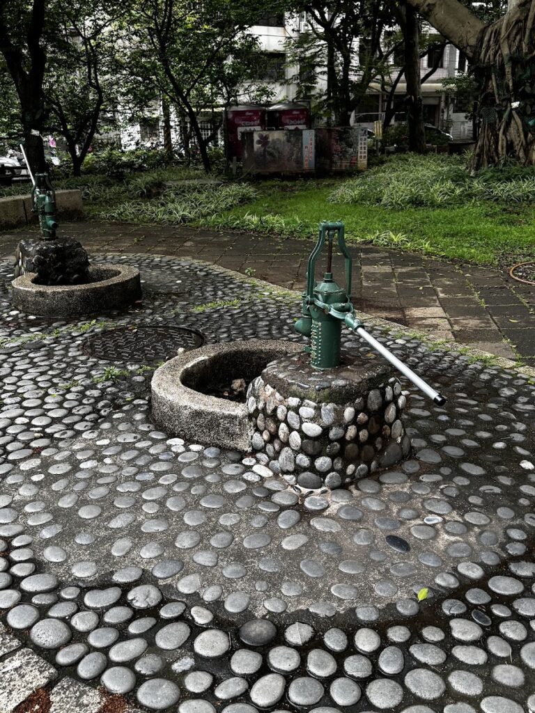 桃園中壢莒光環保公園老式手壓抽水幫浦