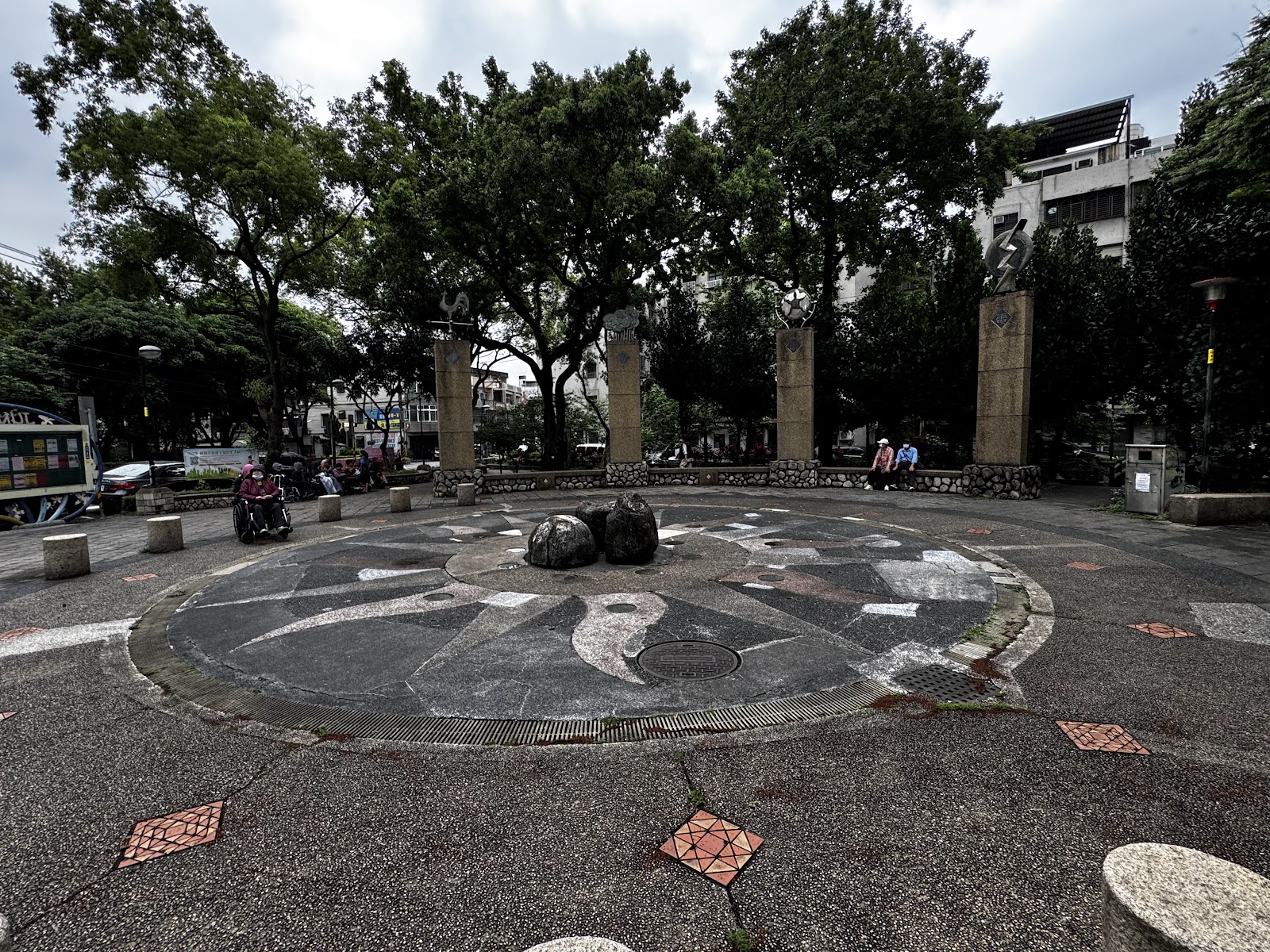 桃園中壢莒光環保公園圓形馬賽克廣場石柱裝置藝術