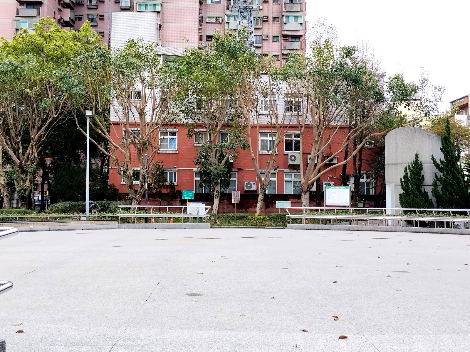 桃園中壢藝術園區寬闊溜冰場廣場