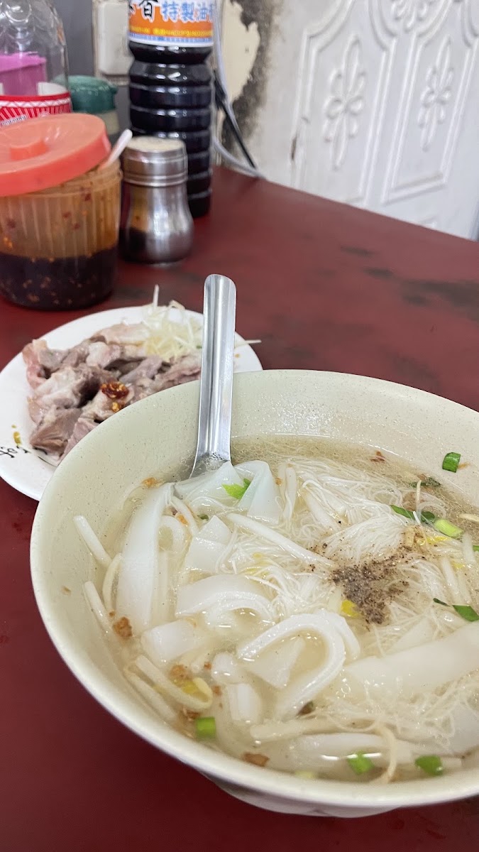 桃園中壢瞎仔巷50年麵店招牌米粉湯與豬頭肉