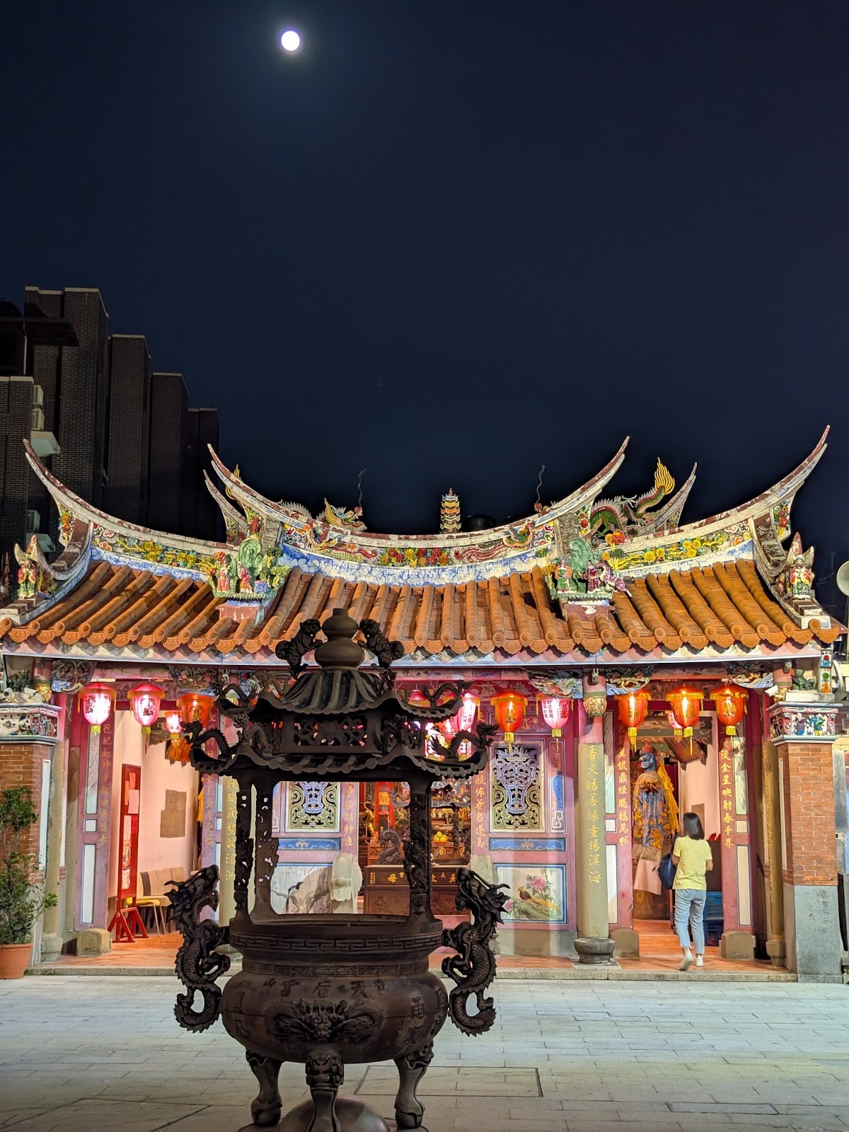 香山天后宮夜間香爐與滿月