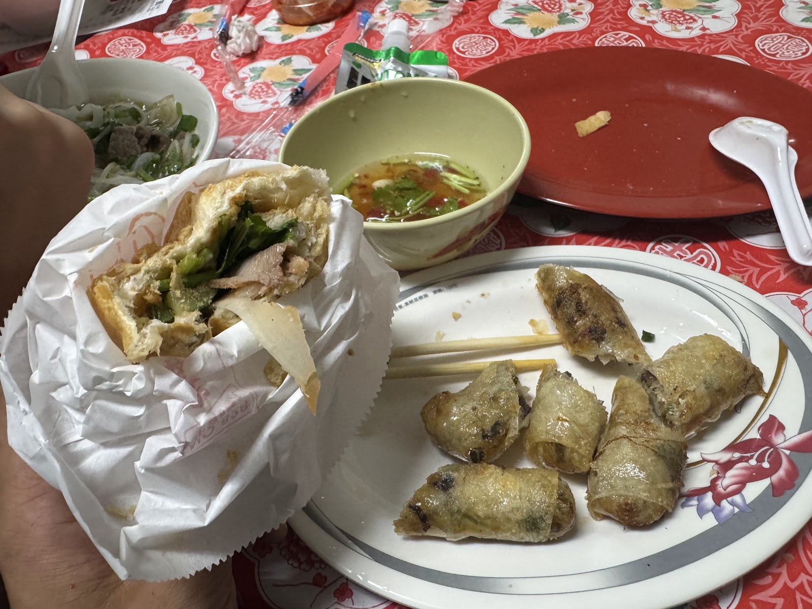 登戈麵館越式法國麵包夾肉與炸春捲