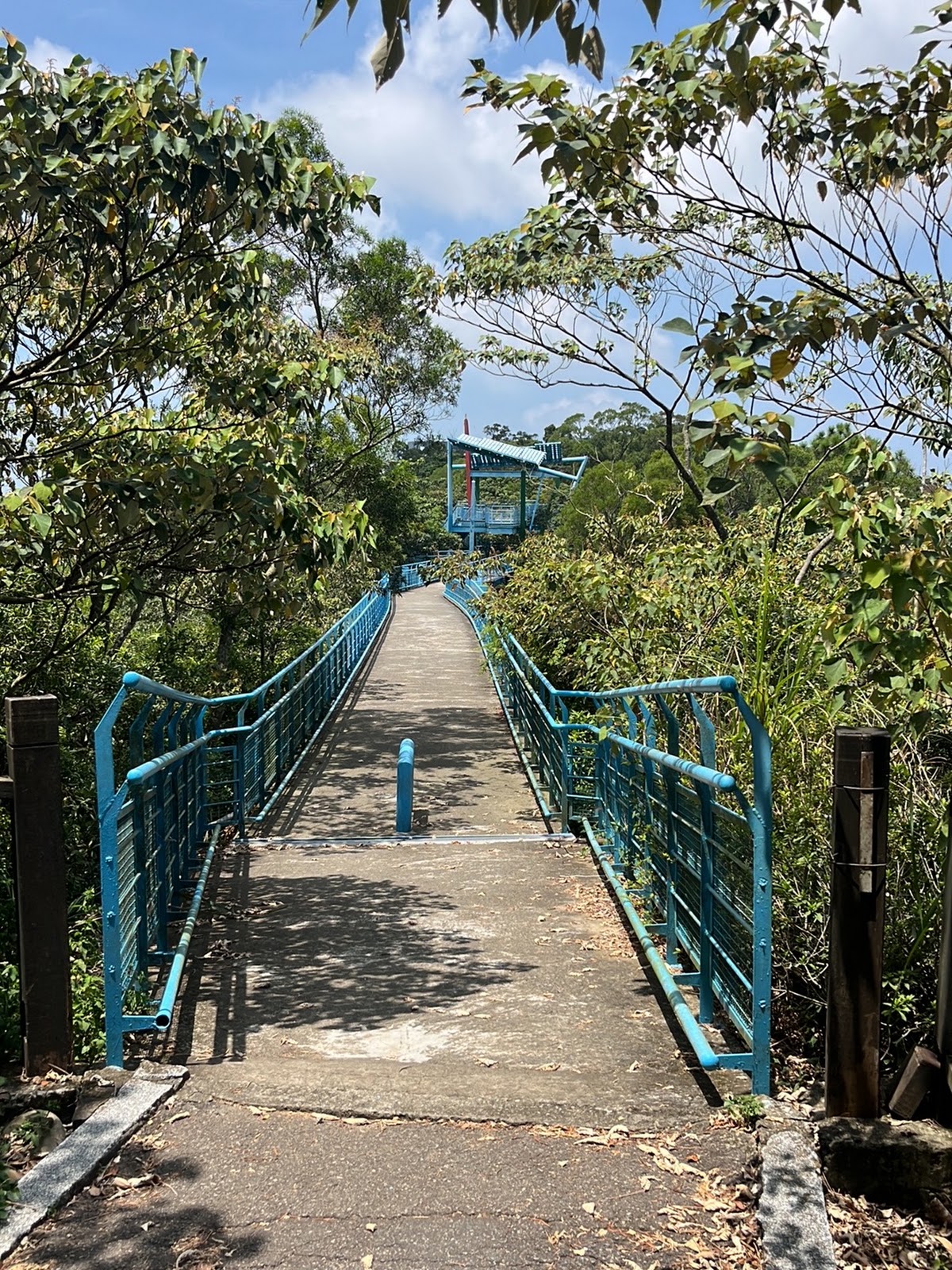 九華山天空步道入口拱橋與觀景平台