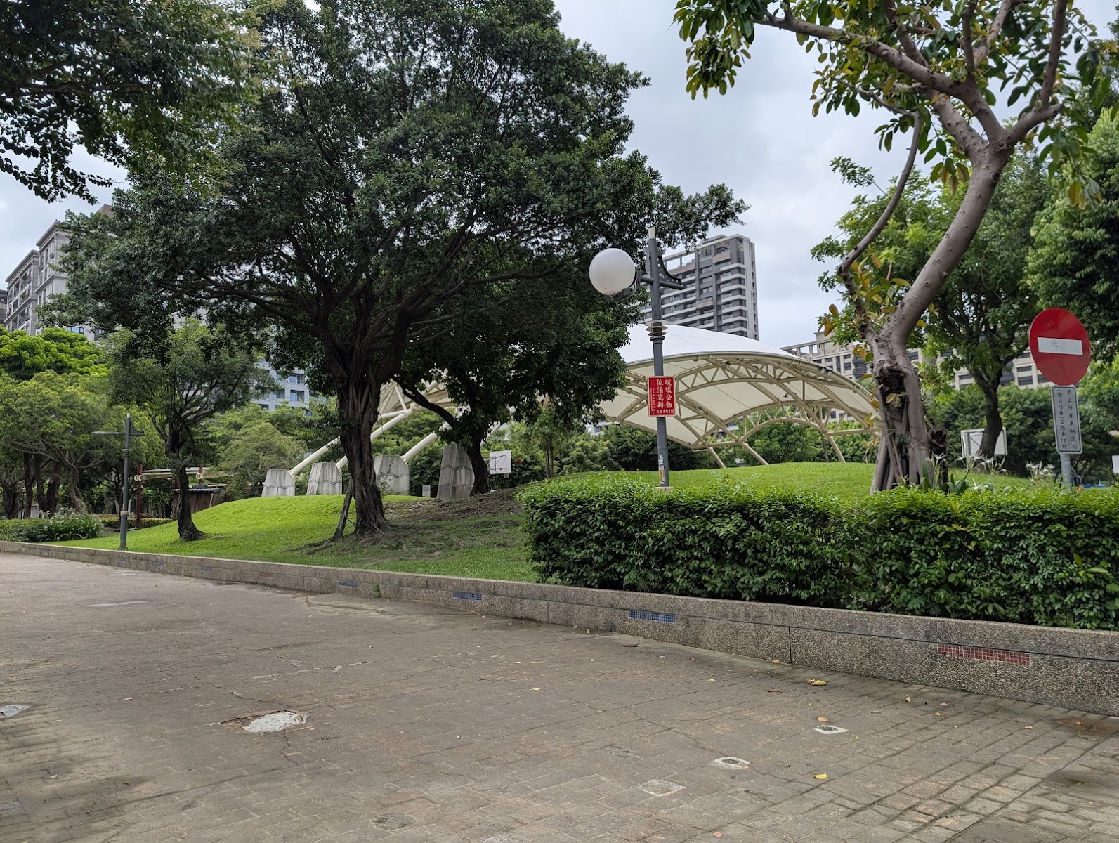 頭前運動公園棚架步道與草坪