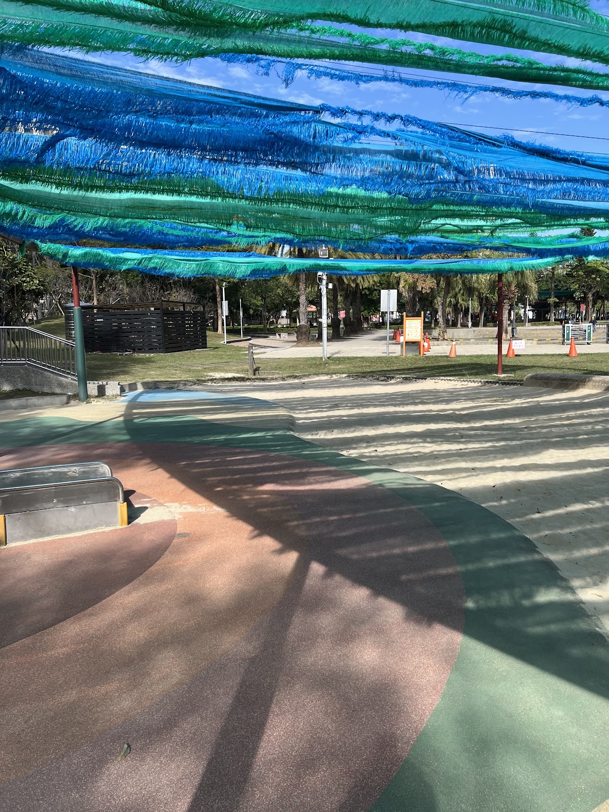 頭份市綜合運動公園彩色遮陽棚兒童遊戲區