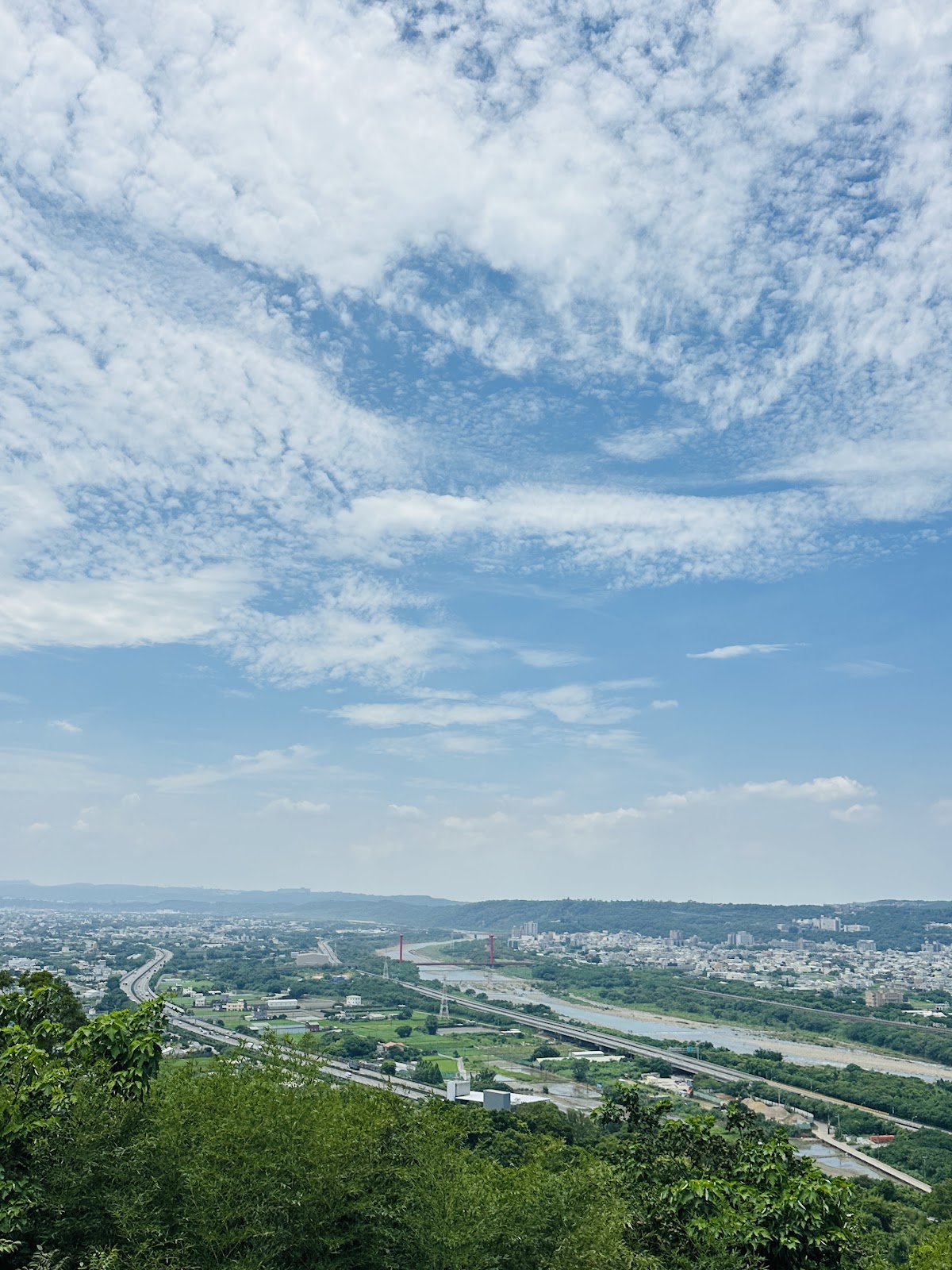 墨硯山步道登頂俯瞰頭屋盆地全景，苗栗山水景色