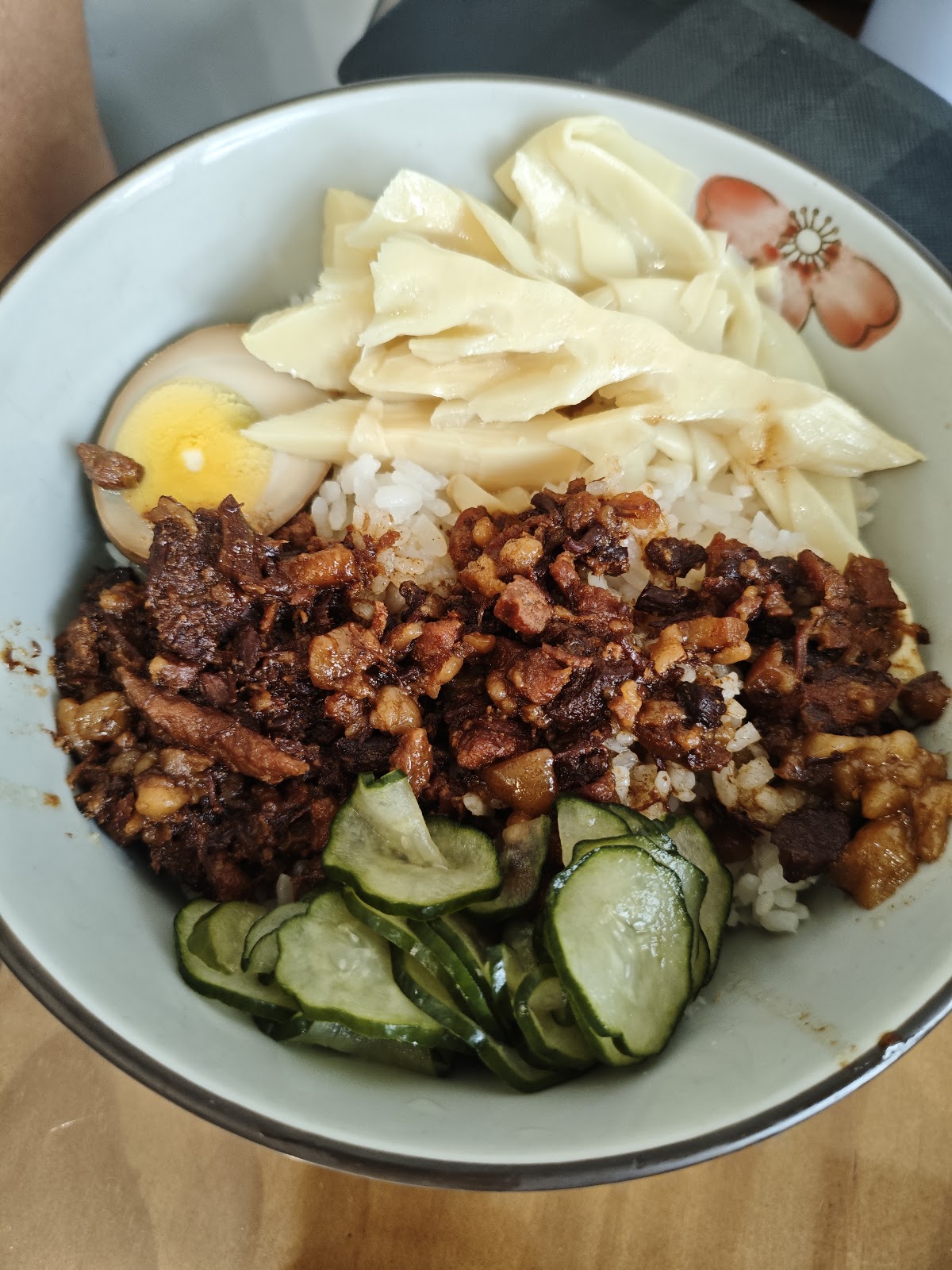 徐福記食堂滷肉飯佐筍絲滷蛋小黃瓜，苗栗頭屋美食