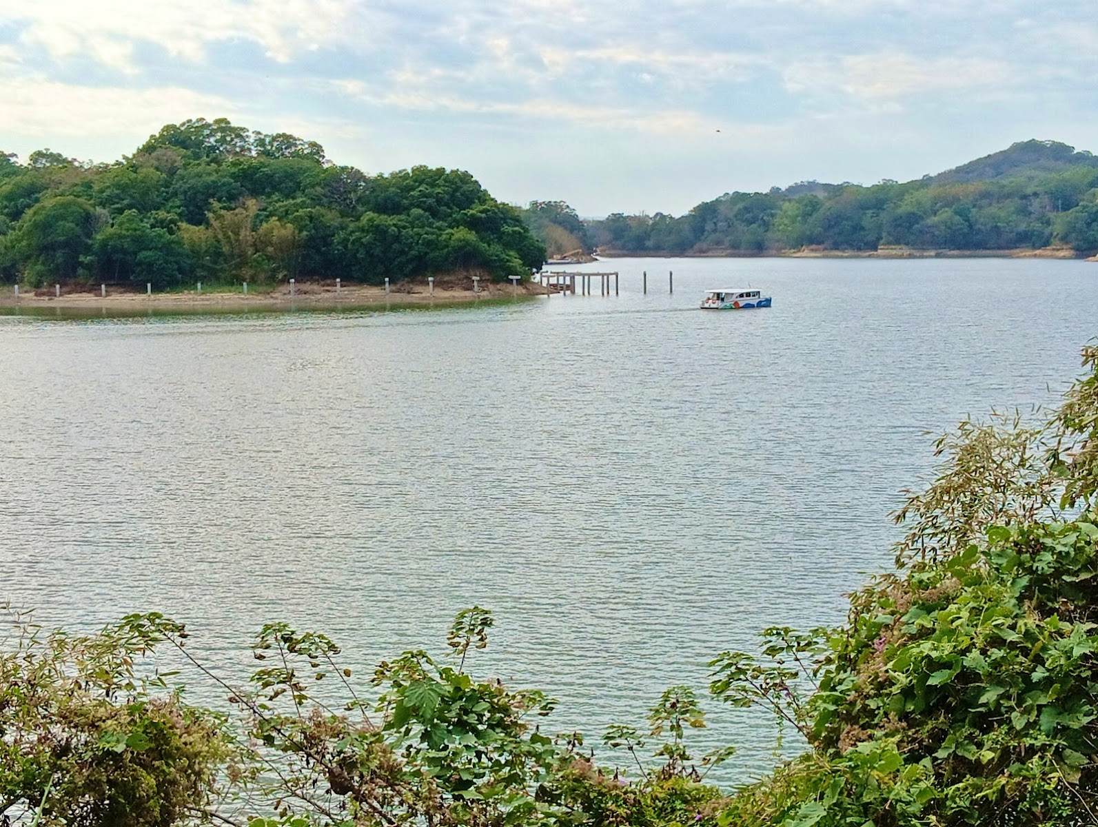 永春宮雙層觀景平台遠眺明德水庫湖景，遊湖船隻，苗栗頭屋景點