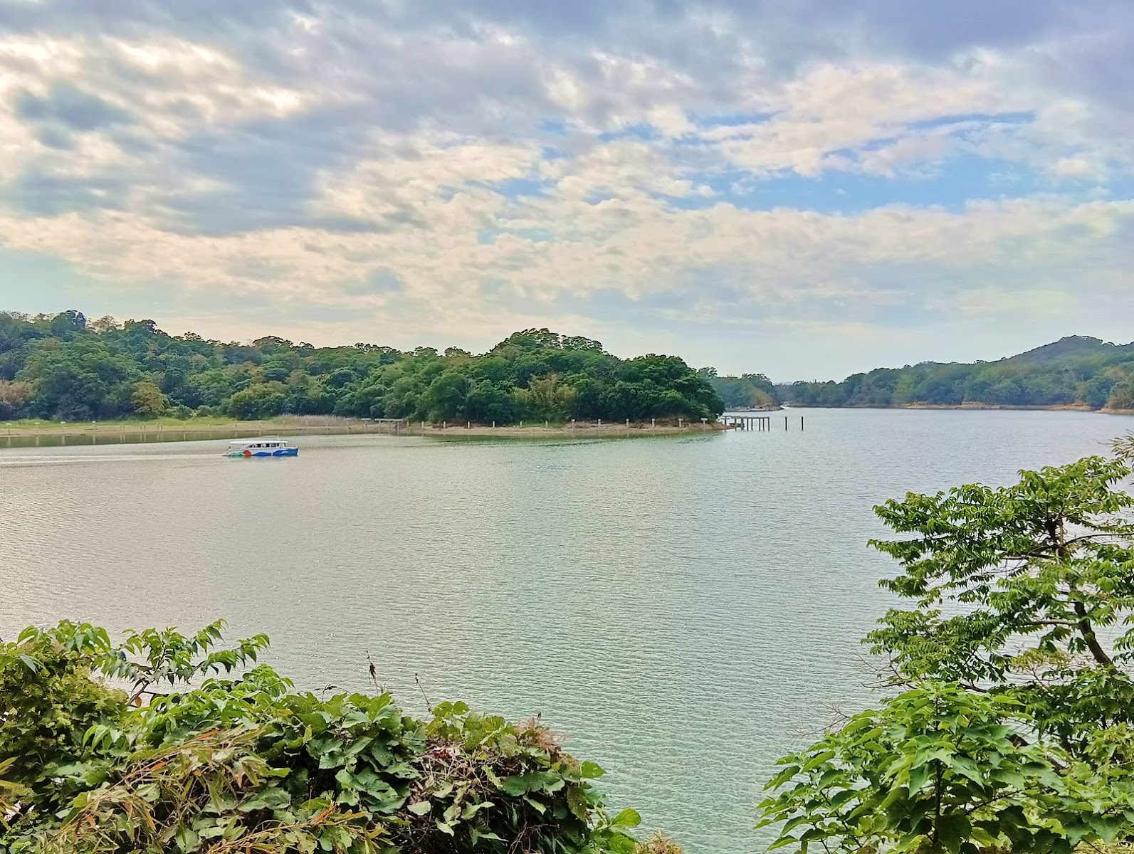 永春宮雙層觀景平台另一角度明德水庫湖景，苗栗秘境