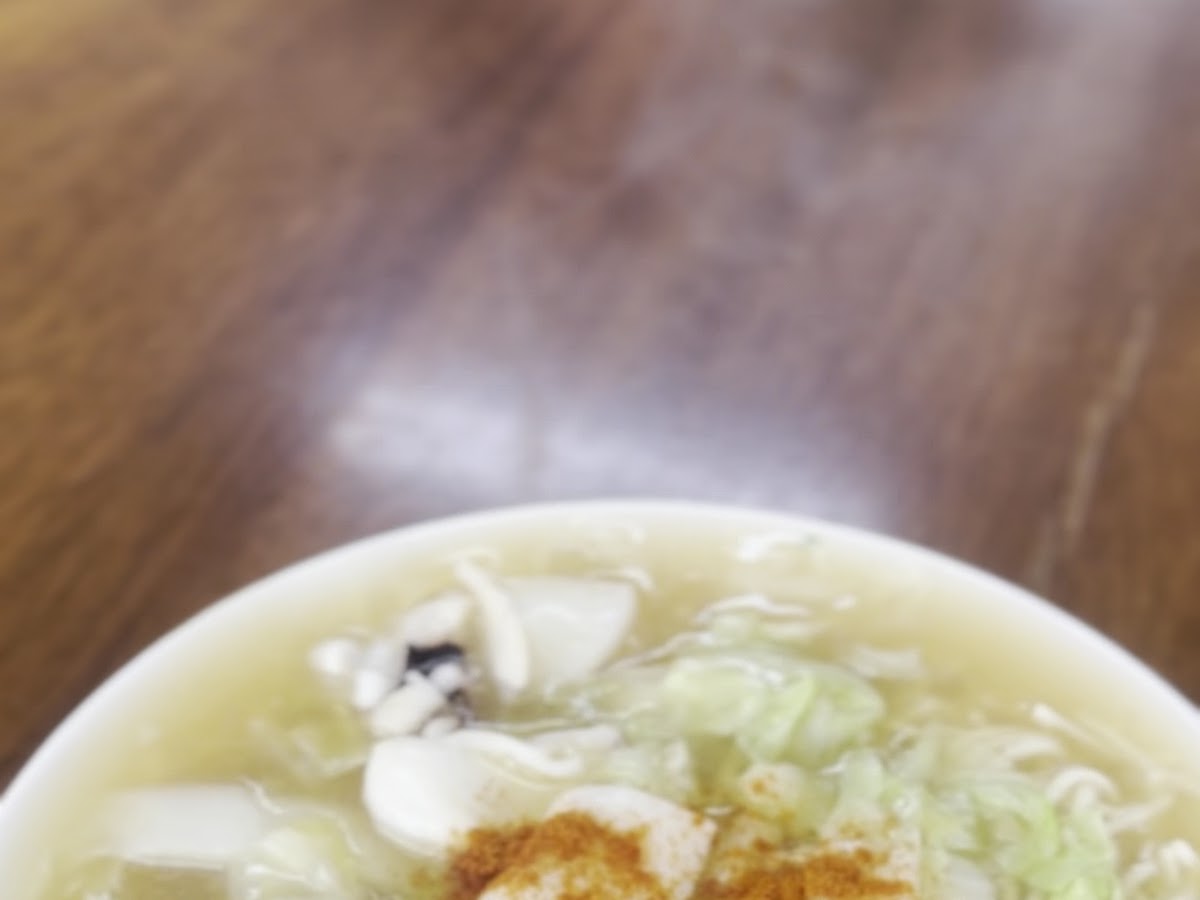 怪人花枝鱔魚麵-怪人花枝鱔魚麵的花枝鱔魚麵乾式吃法,撒上胡椒粉提香