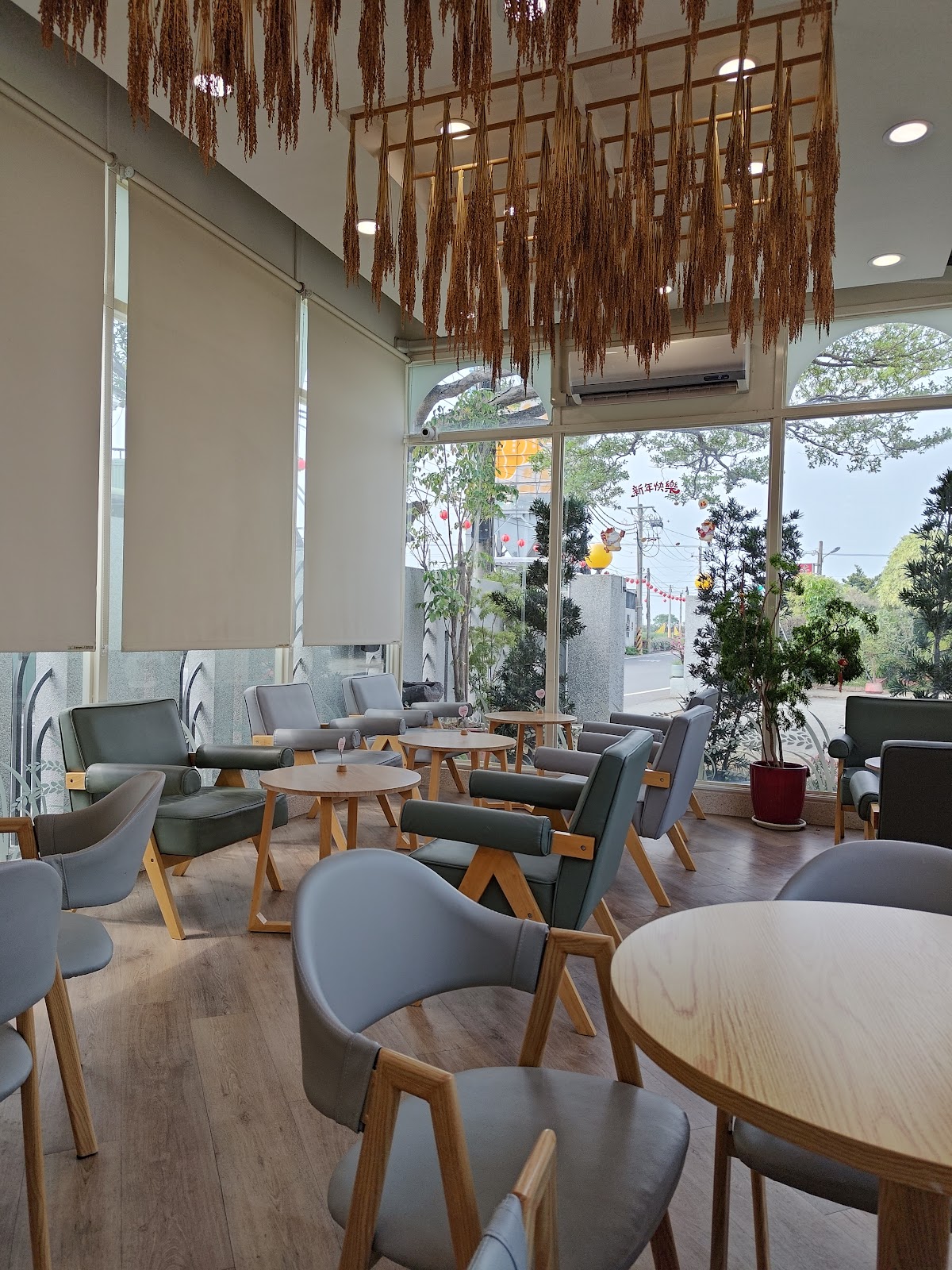 樂米工坊-樂米工坊挑高用餐休憩區,垂吊稻穗裝飾與舒適沙發座位