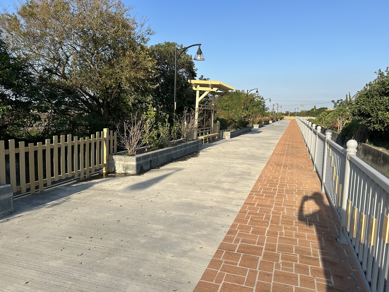 土庫鎮水岸步道-土庫鎮水岸步道紅磚步道與白色欄杆,沿途綠意扶疏