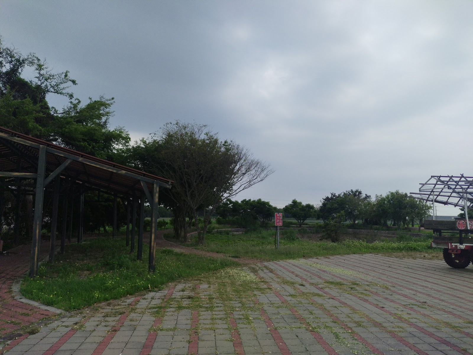 土庫秀潭無底潭公園-土庫秀潭無底潭公園的木造涼亭與田野小徑,寧靜樸實的鄉間角落
