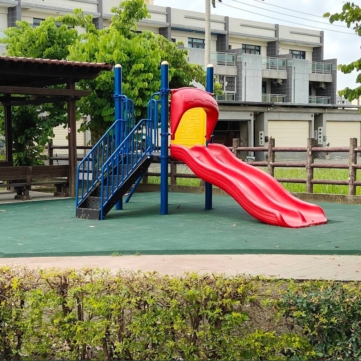石廟公園-石廟公園紅色溜滑梯遊具,色彩鮮豔的社區兒童遊戲區