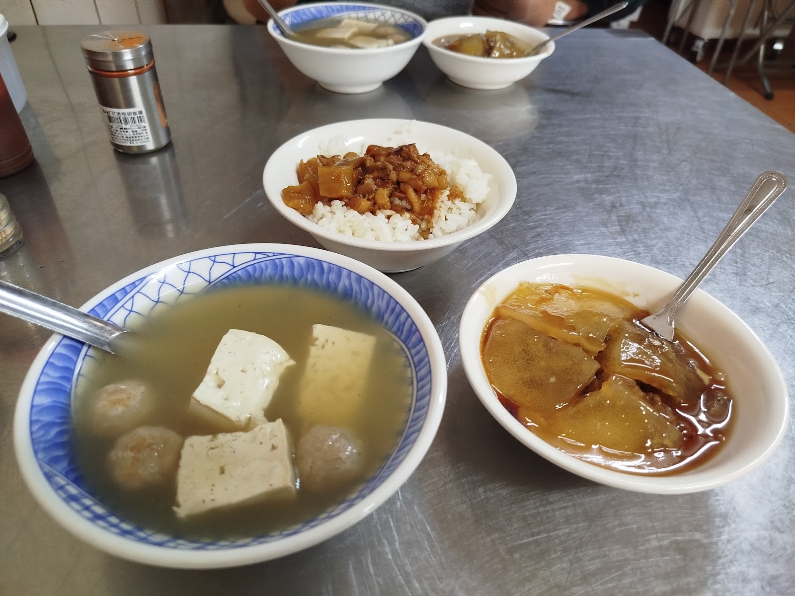 土庫鄧肉圓-土庫鄧肉圓的滿桌餐點,肉圓、貢丸豆腐湯與滷肉飯一次擺開