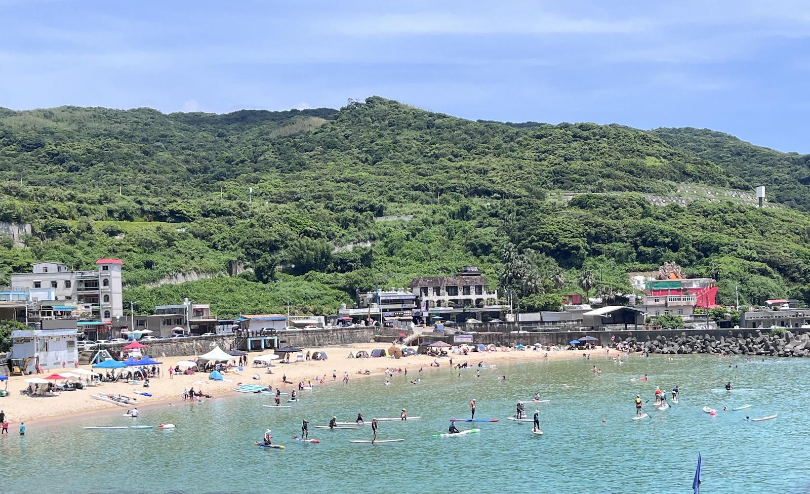 基隆外木山海灘夏季戲水立槳人潮
