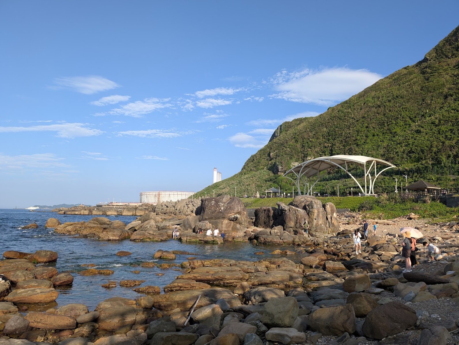 外木山濱海風景區白色涼亭與遠方油槽
