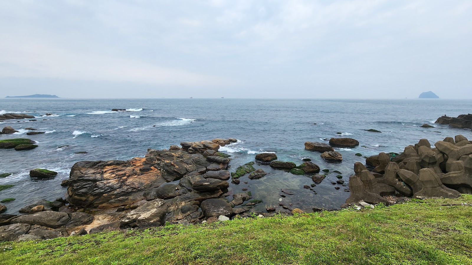外木山濱海廊帶潮間帶礁石與消波塊