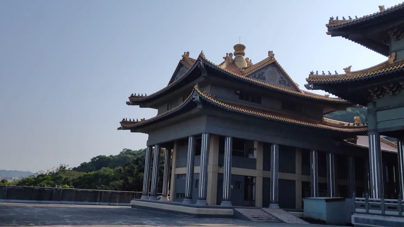 無極三清總道院二樓觀景平台飛簷與遠山景色