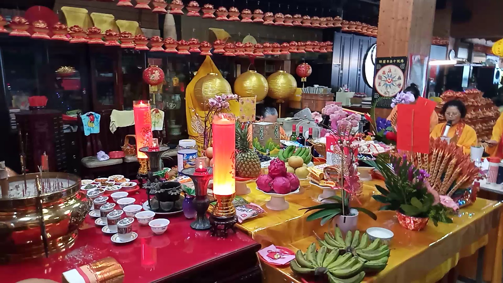 無極三清總道院供桌上的鮮花素果與香爐