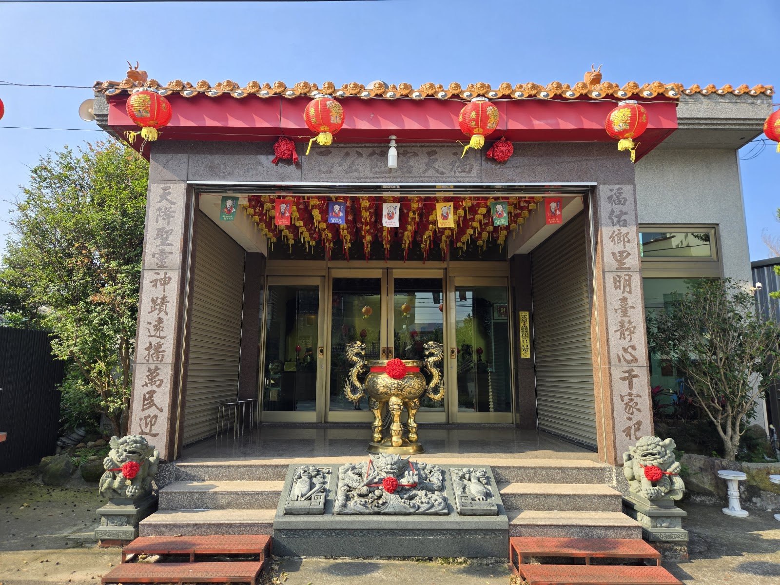 台中外埔開天宮正門石獅與紅燈籠