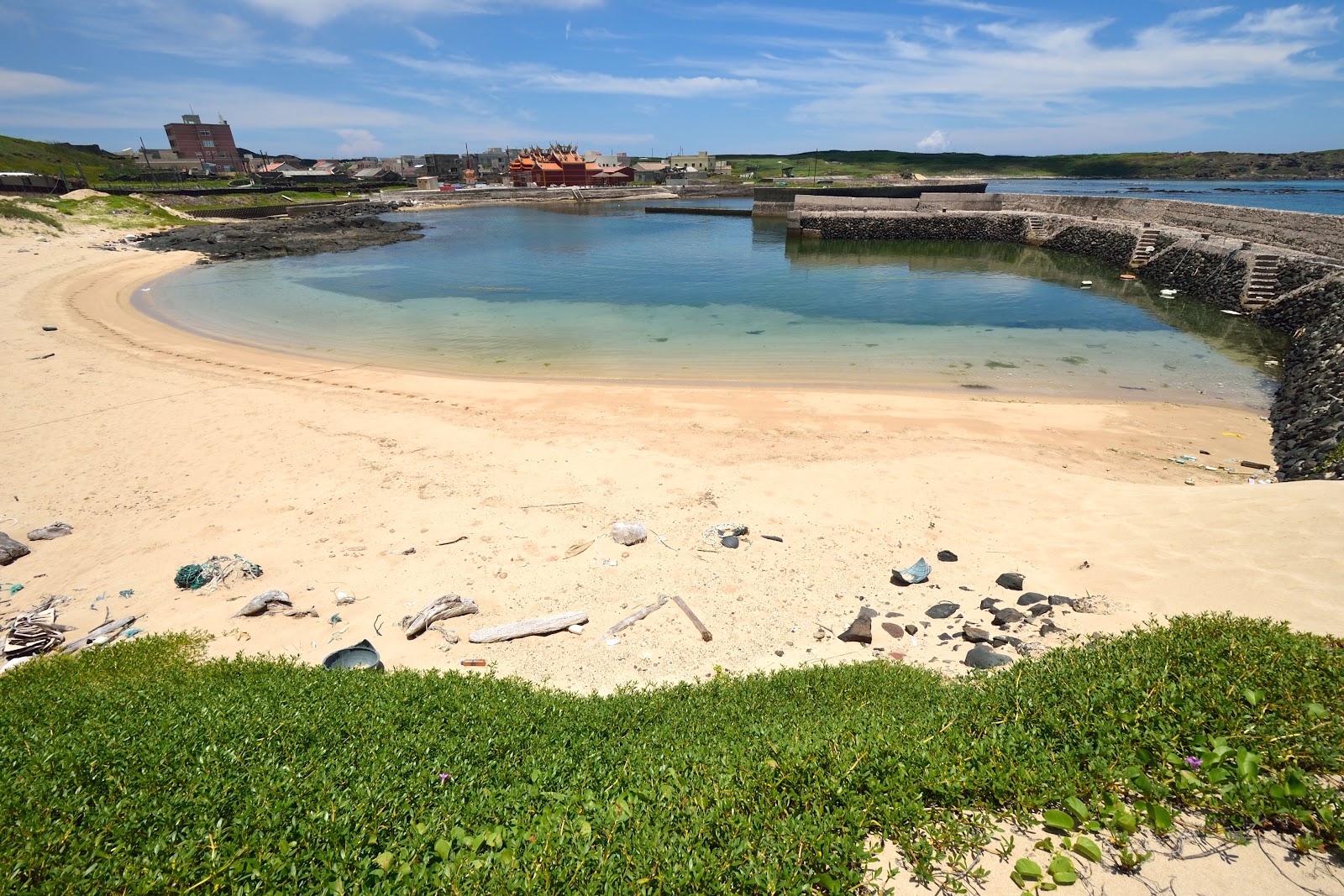長瀨仔沙灘海灣與遠方村落景色