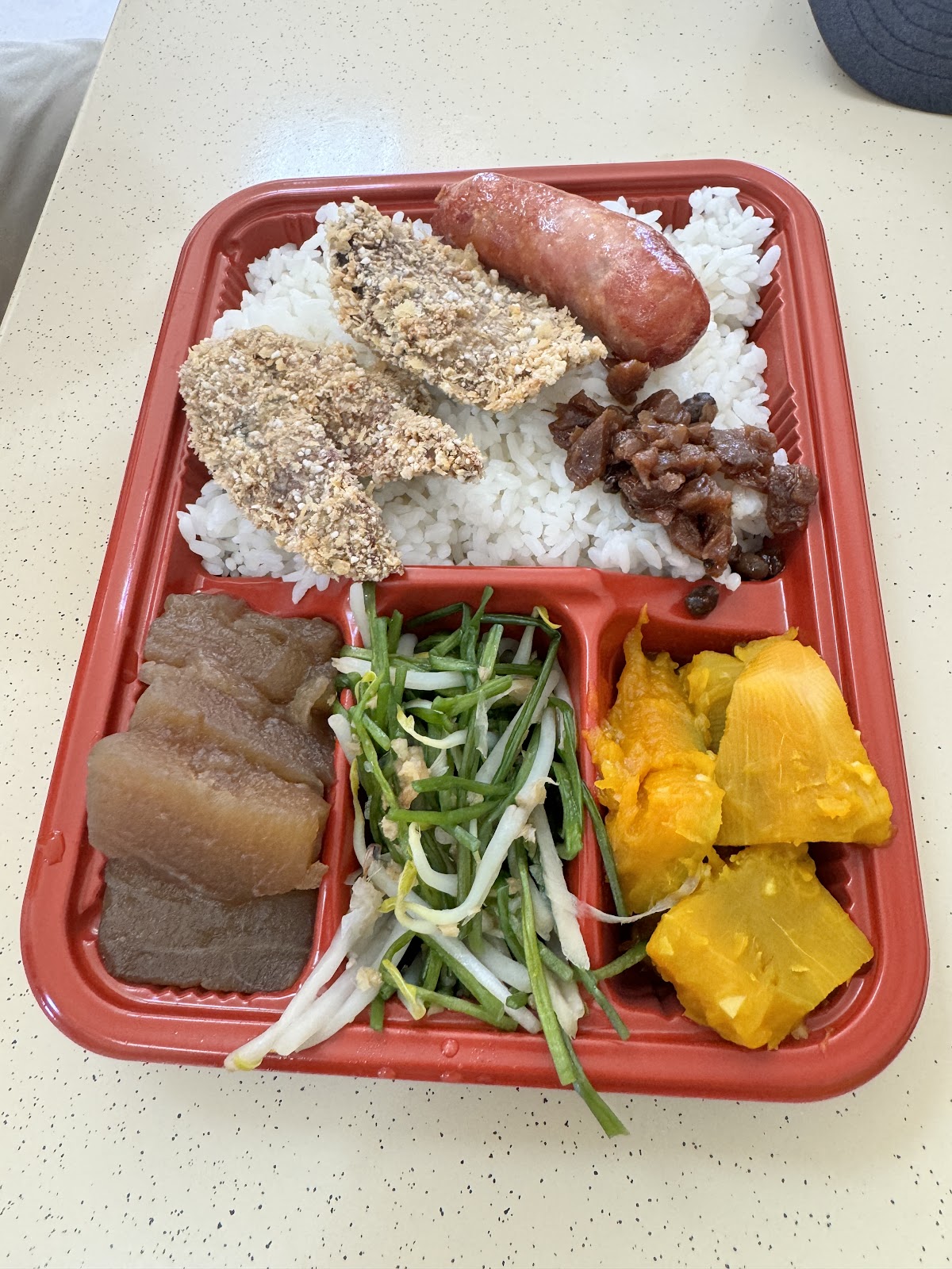 饕恩複合式小吃便當，香腸滷肉炸魚排配色澎湃