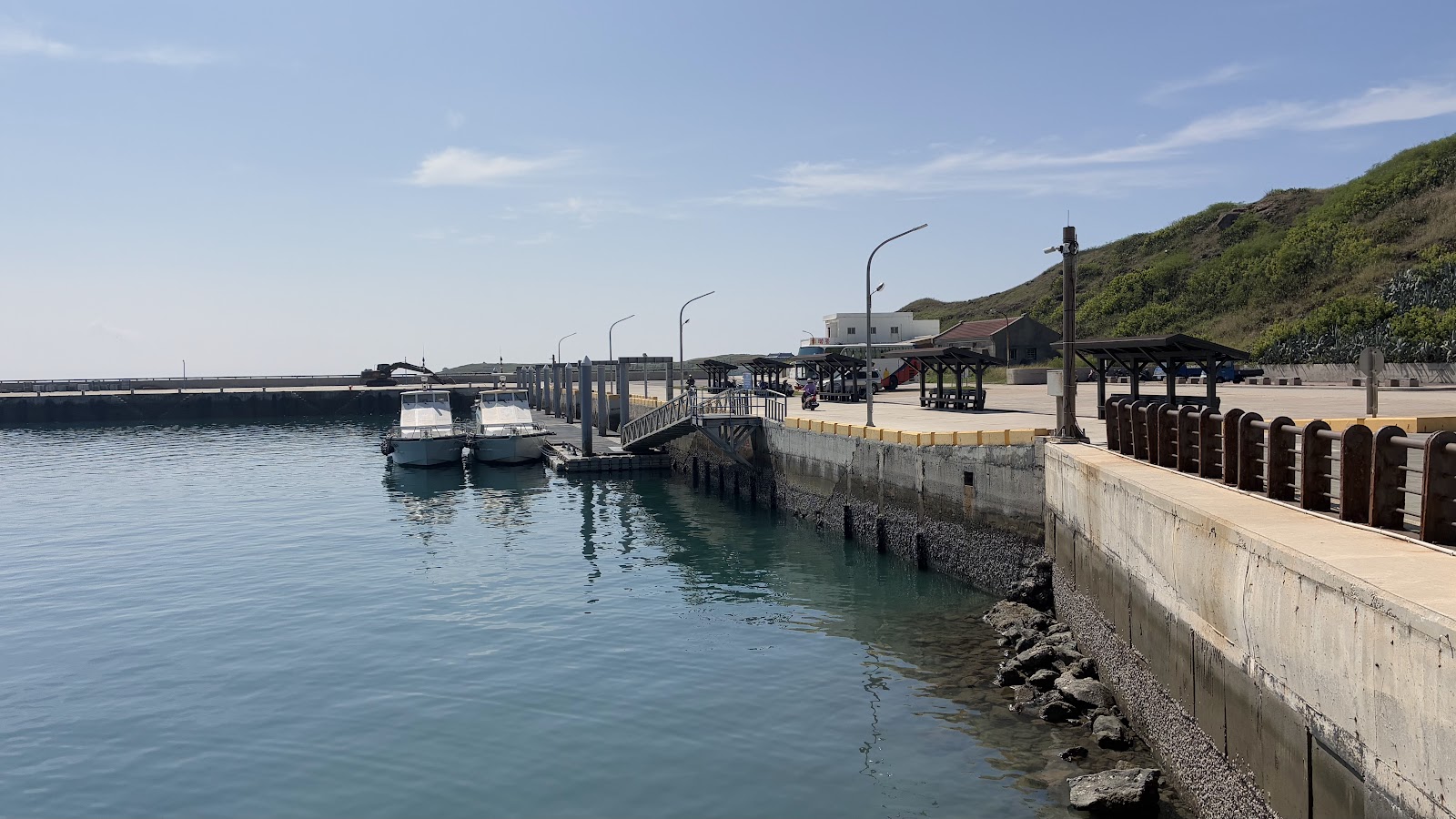望安潭門港碼頭堤岸與停泊小艇，海水湛藍