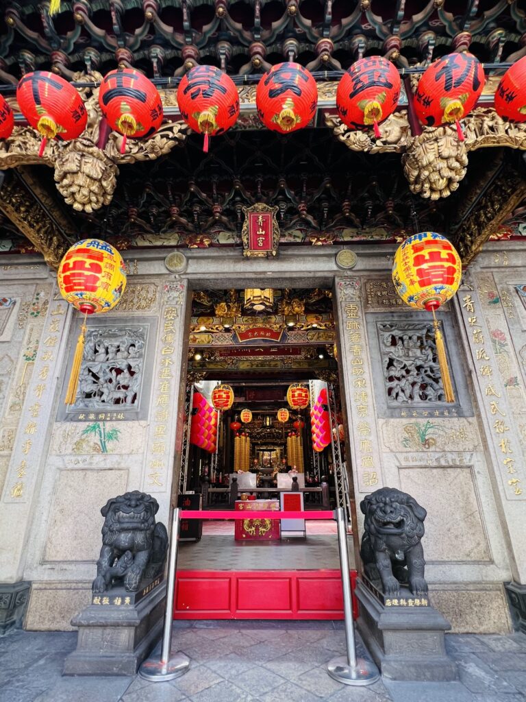 艋舺青山宮廟門入口,石獅鎮守與紅燈籠