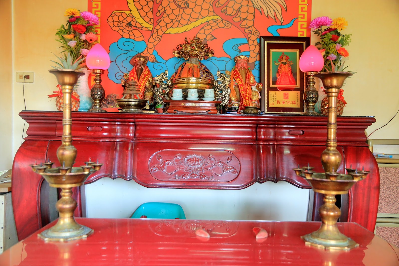 瑪鋉福德宮廟內神龕供桌，土地公土地婆金身與燭台