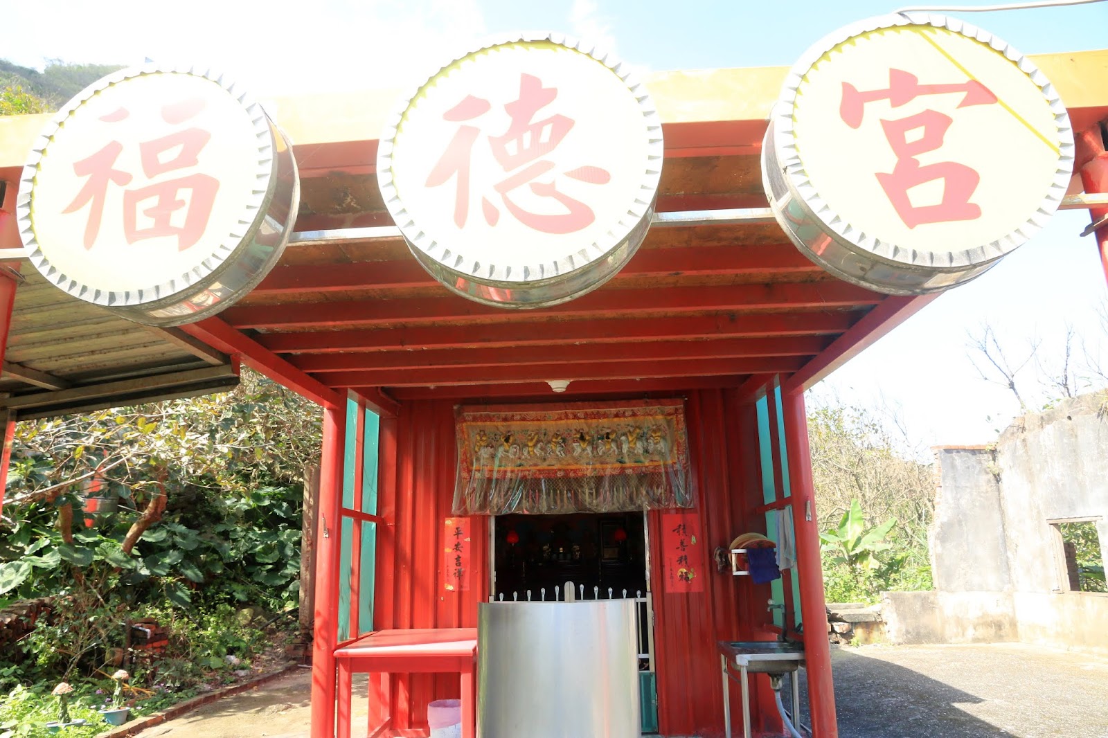 瑪鋉福德宮紅色小廟亭外觀，三個圓形「福」「德」「宮」字匾額