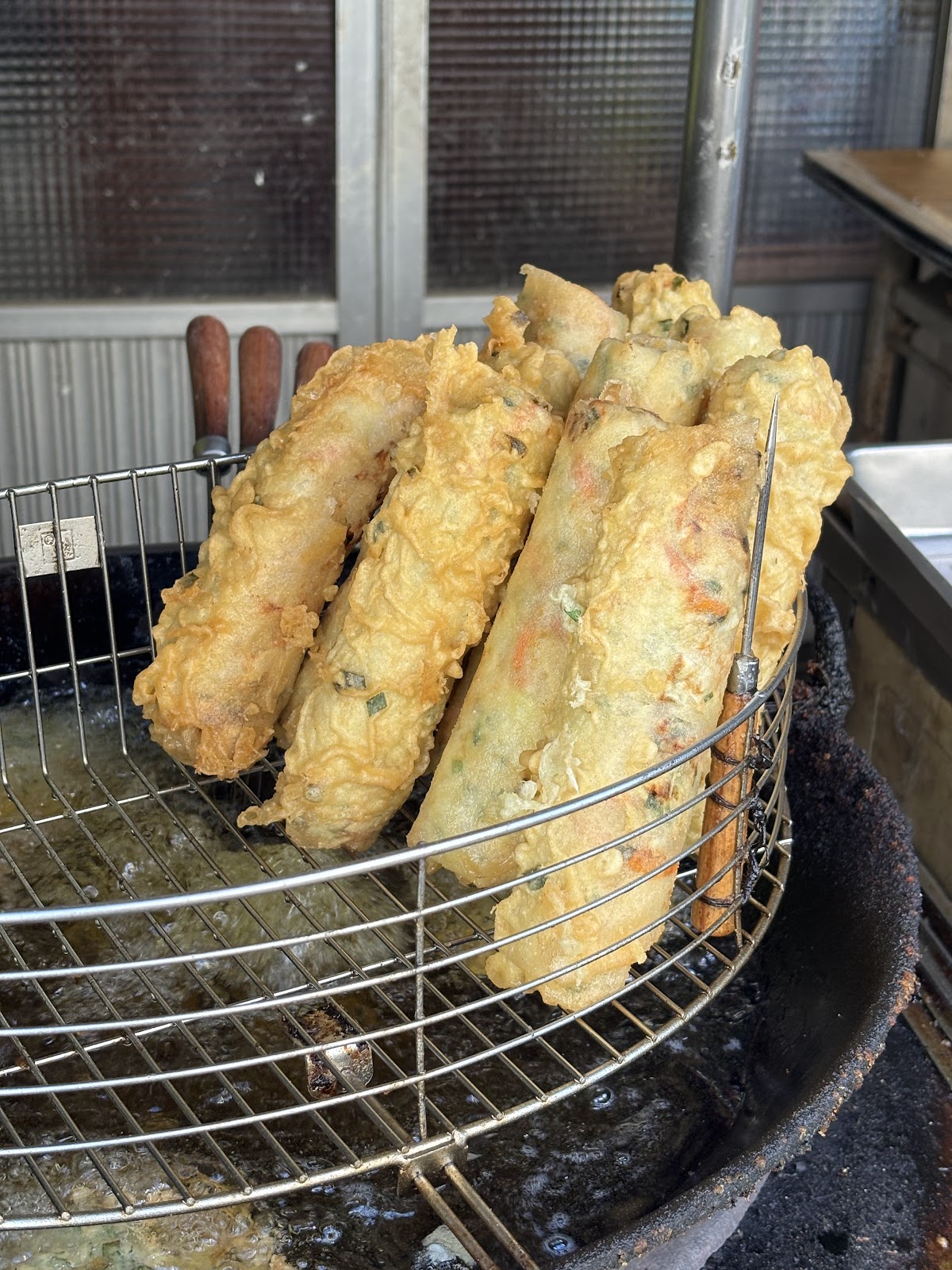 萬里香粔粿金黃酥脆炸春捲剛起鍋