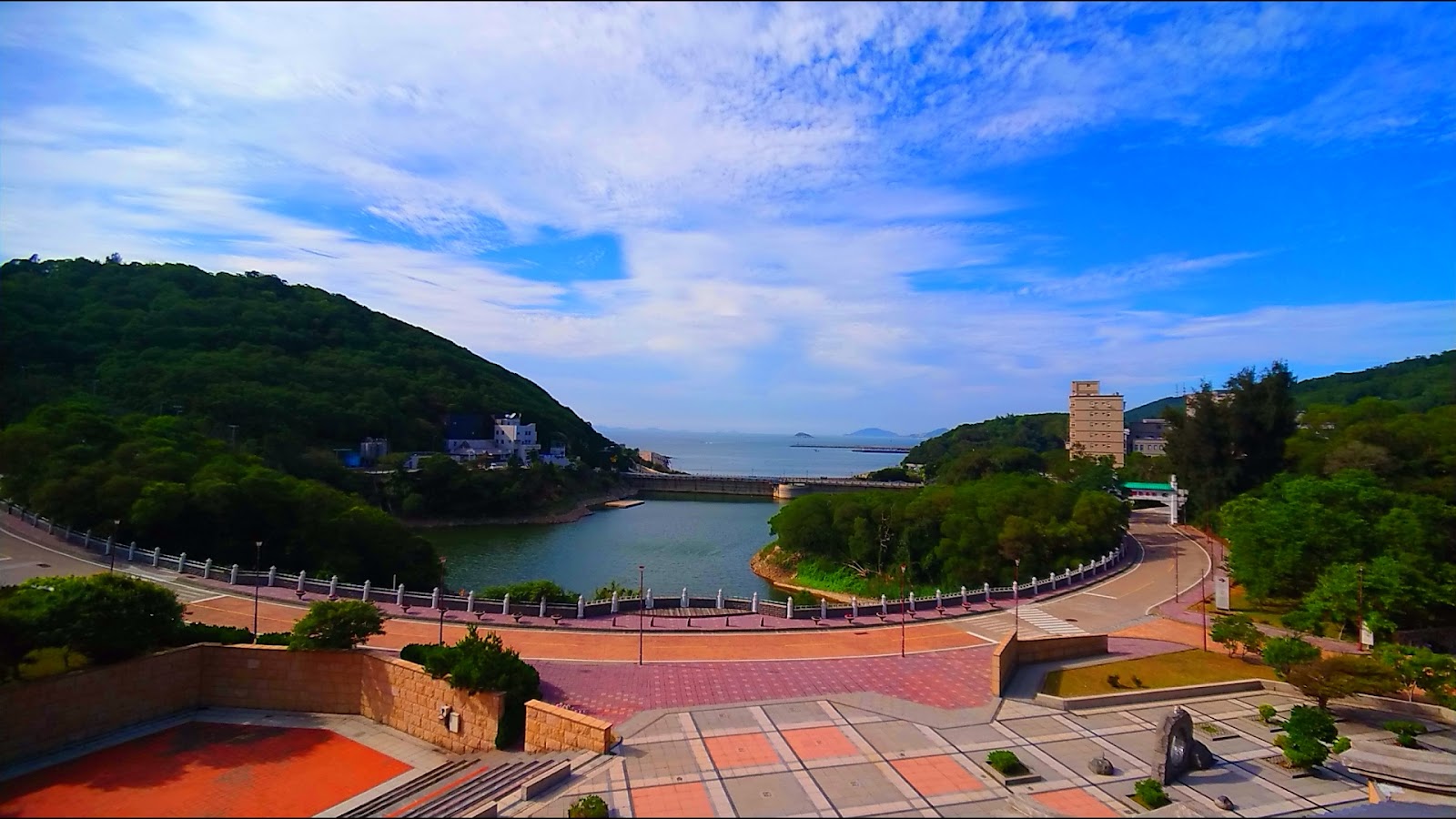 馬祖民俗文物館旁俯瞰勝利水庫與南竿海灣景色