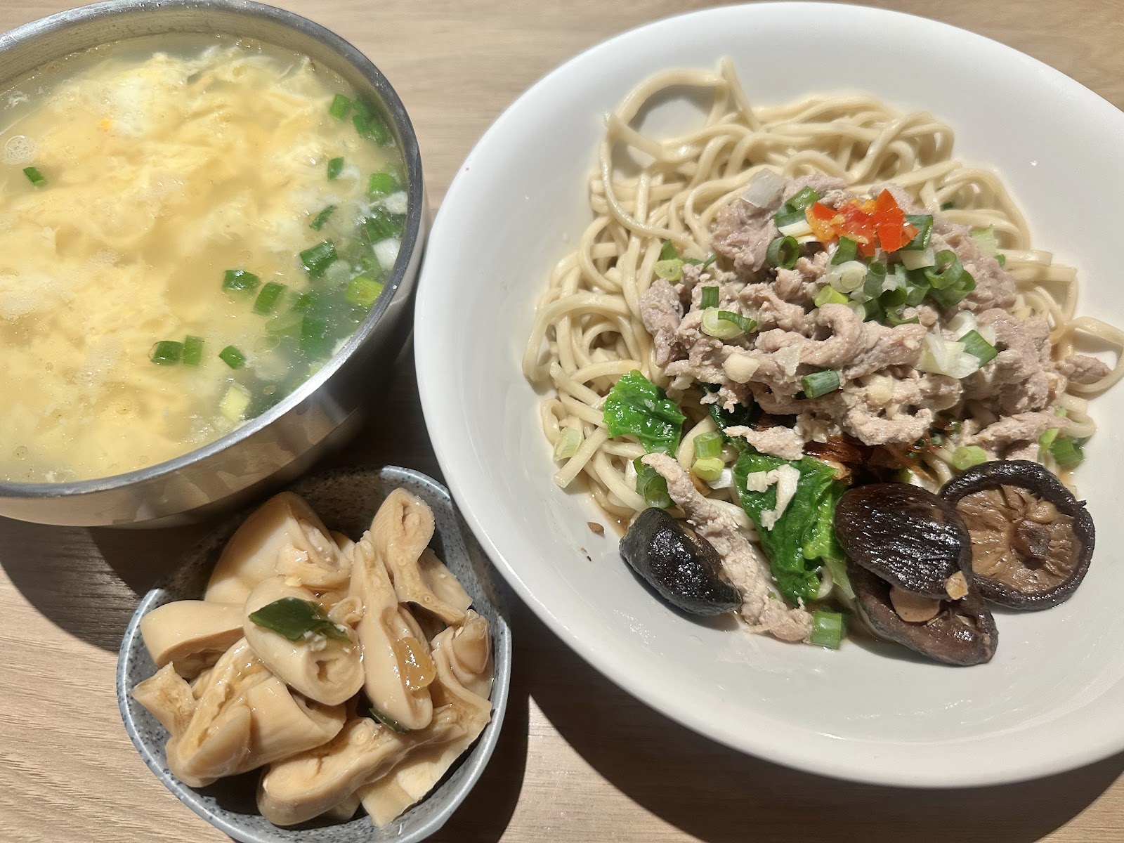 窩宅初麵招牌乾麵與小菜
