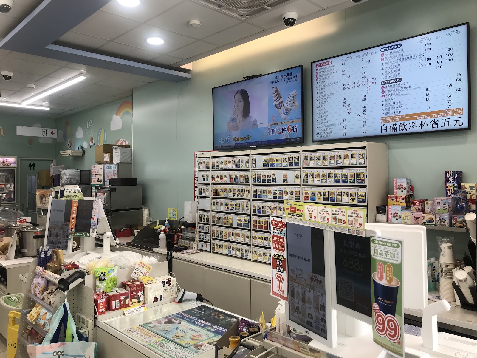 7-ELEVEN五峰鄉門市室內收銀櫃檯與冰品看板
