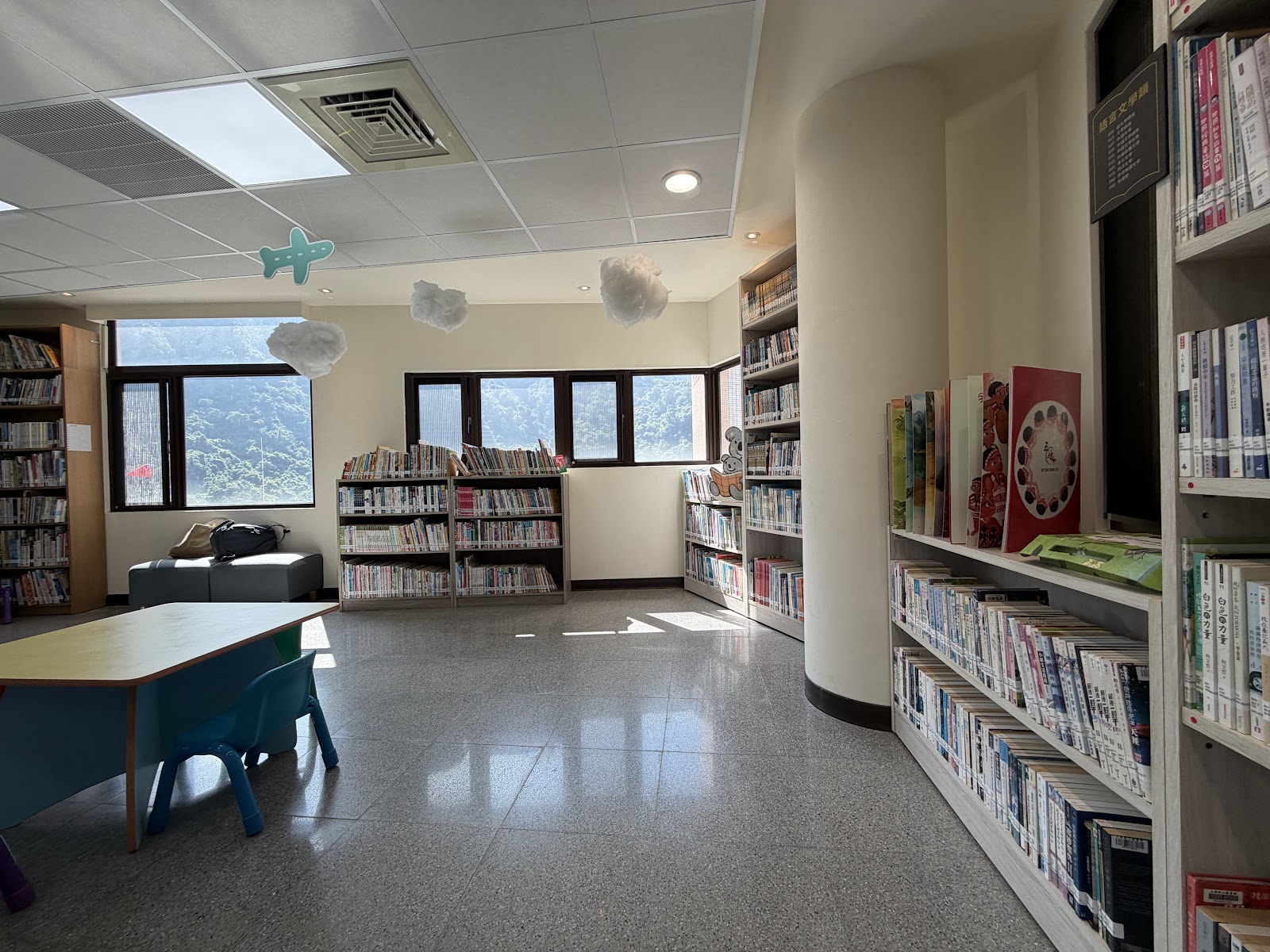 五峰鄉立圖書館室內兒童閱讀區與書架