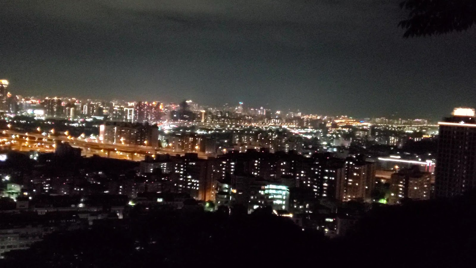 水碓觀景公園山頂夜景俯瞰新北市區燈火與高速公路車流光軌
