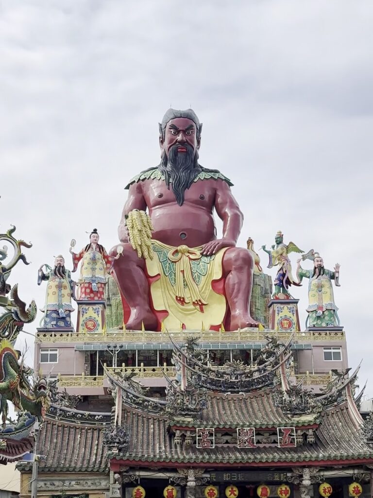 竹南五穀宮廟頂巨大神農大帝塑像地標