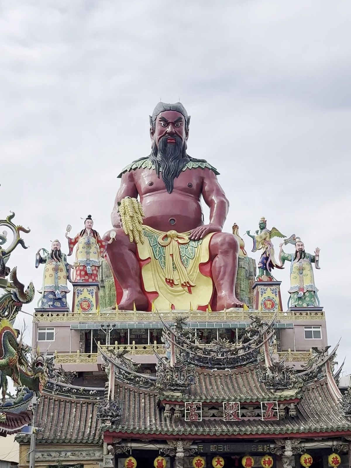 竹南五穀宮廟頂巨大神農大帝塑像地標
