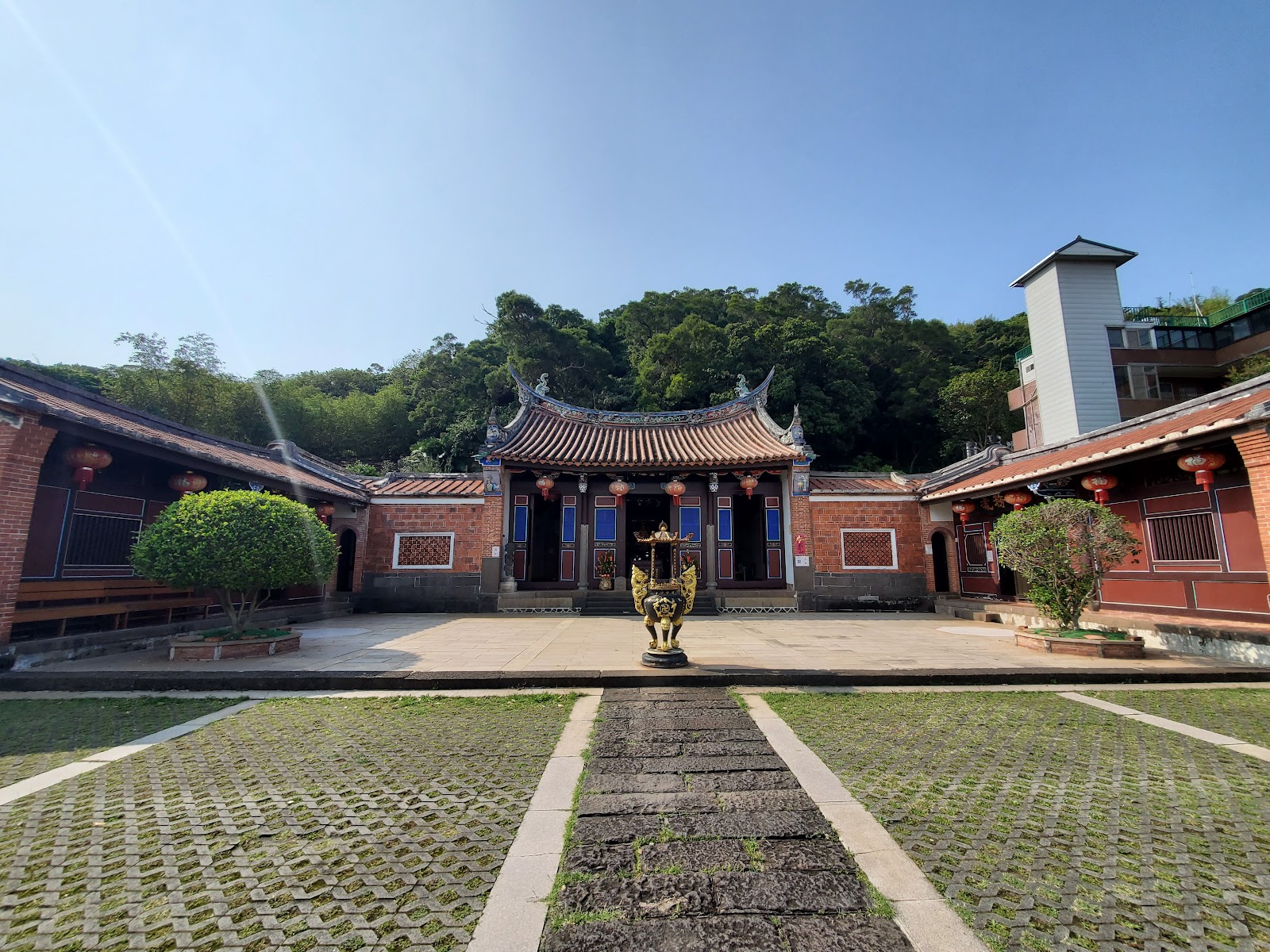 五股西雲禪寺（外巖） 五股西雲禪寺外巖紅磚廟埕廣場全景，燕尾脊三合院格局，背後觀音山綠意山林
