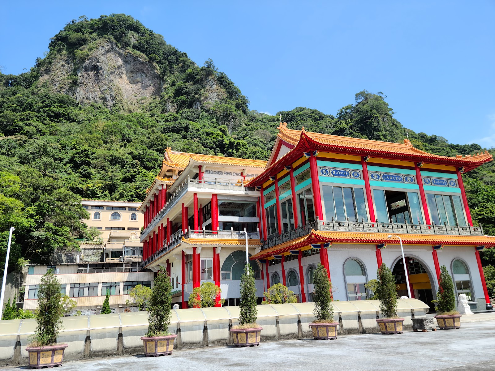 五股西雲禪寺內巖大殿華麗紅柱金頂建築,背後觀音山尖峰地質景觀