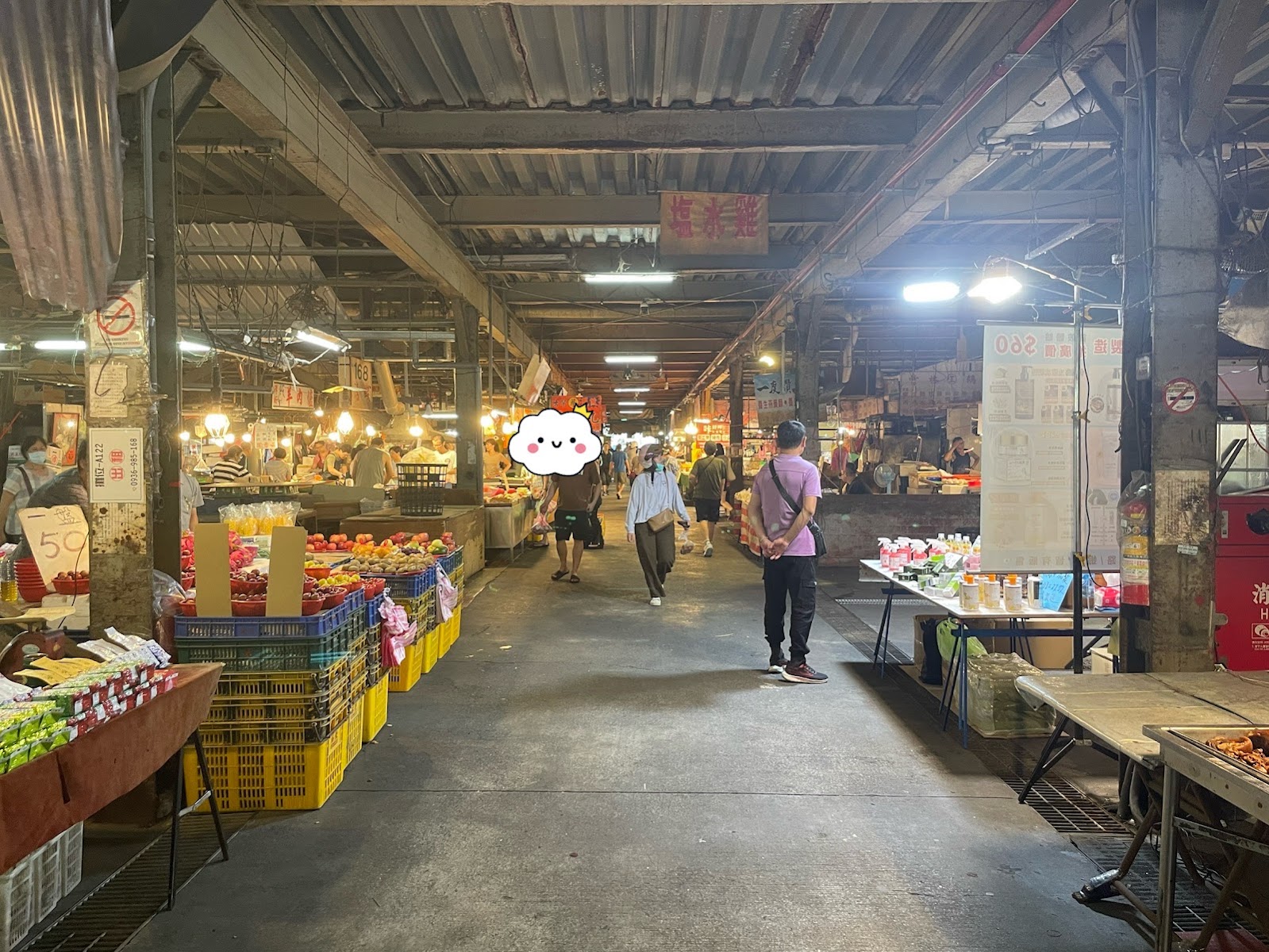 五股黃昏市場入口全景，綠色雨棚一字排開，機車停滿廣場