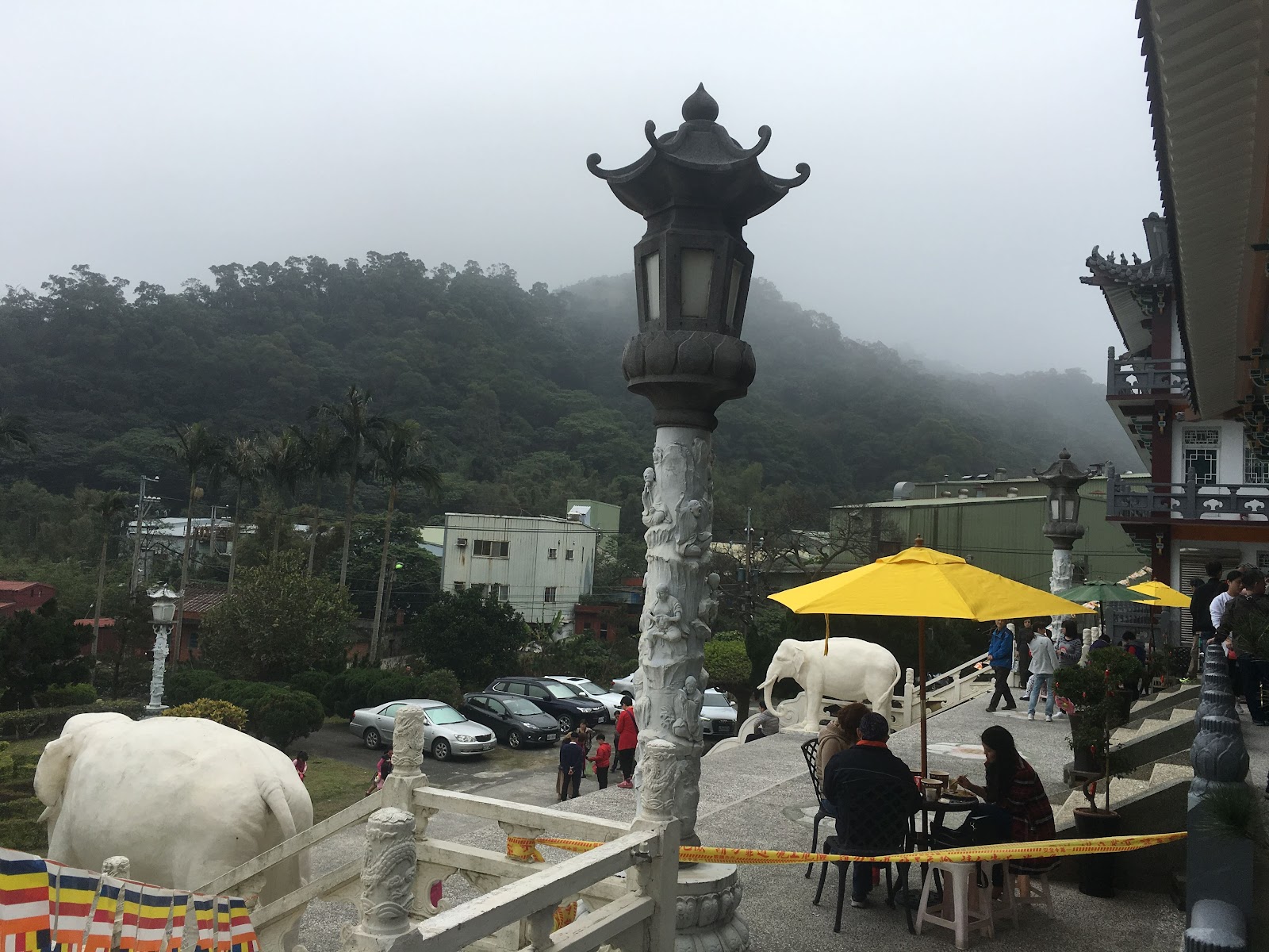 智光禪寺觀景平台白象石雕與石燈台，遠眺雲霧繚繞的觀音山系