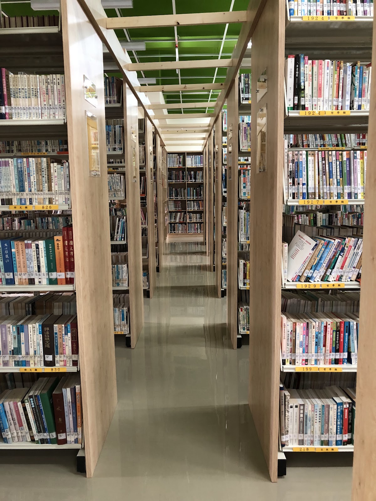 五結鄉立圖書館書架走道